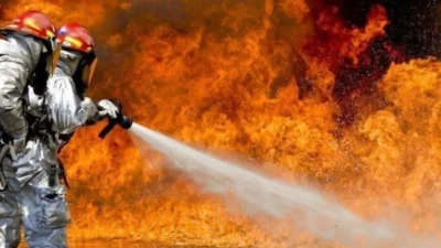 Dua Dirawat di Rumah Sakit Usai Galangan Kapal Selam Inggris Terbakar