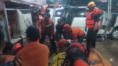 Evakuasi Jenazah akibat Banjir besar melanda Kota Bandarlampung, Provinsi Lampung, pada Senin dini hari (21/4)