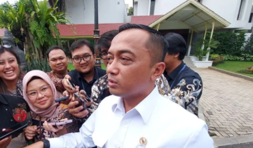 Menteri Sekretaris Negara Prasetyo Hadi saat menyampaikan tanggapan di kompleks Istana Kepresidenan RI, Jakarta, Selasa (10/6/2025), terkait dengan pemberian jam tangan Rolex kepada pemain Timnas. (Dok. Ist)