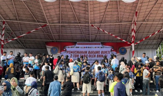 Sejumlah warga menyaksikan pemusnahan sabu 2 ton oleh BNN, TNI AL, Bea Cukai dan Polri di Alun-Alun Engku Putri, Kota Batam, Kepulauan Riau. (Dok. Ist)