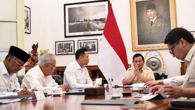 Presiden Prabowo Subianto dalam rapat terbatas membahas percepatan pembangunan Ibu Kota Nusantara (IKN) di Istana Negara. Pemerintahannya memprioritaskan penyelesaian IKN dengan target penetapan sebagai ibu kota politik pada 2028.