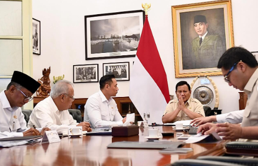 Presiden Prabowo Subianto dalam rapat terbatas membahas percepatan pembangunan Ibu Kota Nusantara (IKN) di Istana Negara. Pemerintahannya memprioritaskan penyelesaian IKN dengan target penetapan sebagai ibu kota politik pada 2028.