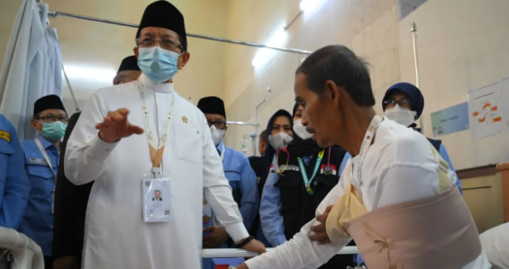 Menteri Agama (Menag) Nasaruddin Umar menjenguk jamaah haji Indonesia yang dirawat di Klinik Kesehatan Haji Indonesia (KKHI) Makkah, Arab Saudi. (Dok. Ist)