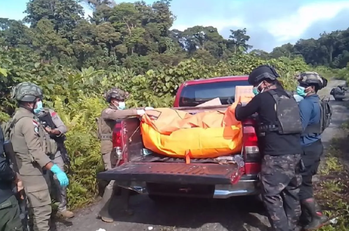 Evakuasi dua penambang emas ilegal korban penembakan KKB di Yahukimo, Papua Pegunungan, berhasil dilakukan. Tiga korban lainnya masih menunggu evakuasi. Baca selengkapnya tentang insiden ini.