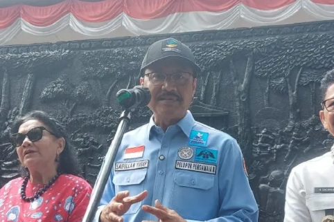 Menteri Sosial Saifullah Yusuf saat memberikan keterangan pers terkait pendistribusian 16 ribu laptop untuk Sekolah Rakyat, di TMP Taruna Tangerang, Rabu.