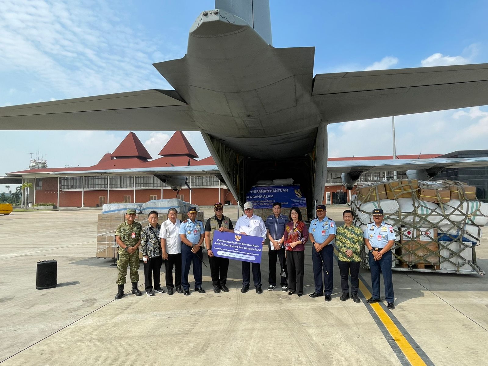 BNPB terima 40 ton bantuan Kemenko Perekonomian berisi makanan dan alkes untuk korban bencana di Aceh, Sumut, dan Sumbar. Distribusi libatkan TNI.