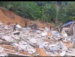 BPBD Sanggau Serahkan Bantuan Korban Longsor di Entikong