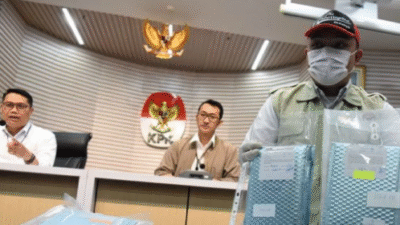 Plt Deputi Penindakan dan Eksekusi KPK Asep Guntur Rahayu (kiri) bersama Juru Bicara KPK Budi Prasetyo (tengah) menyaksikan petugas KPK menunjukkan barang bukti kasus dugaan korupsi pengadaan mesin electronic data capture (EDC) Bank Rakyat Indonesia (BRI). Foto: Istimewa