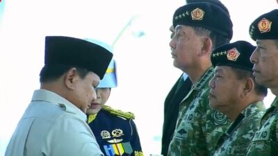 Presiden Prabowo Subianto (kiri) menyematkan tanda pangkat Jenderal TNI (HOR) kepada Kepala BIN, Muhammad Herindra (kanan) dalam upacara di Pusdiklatpassus Kopassus, Bandung Barat, Minggu (10/8/2025). (Dok. Ist)