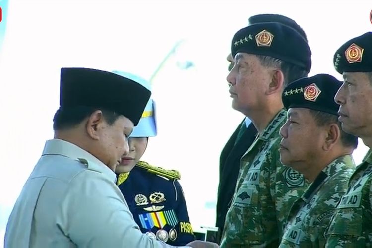 Presiden Prabowo Subianto (kiri) menyematkan tanda pangkat Jenderal TNI (HOR) kepada Kepala BIN, Muhammad Herindra (kanan) dalam upacara di Pusdiklatpassus Kopassus, Bandung Barat, Minggu (10/8/2025). (Dok. Ist)