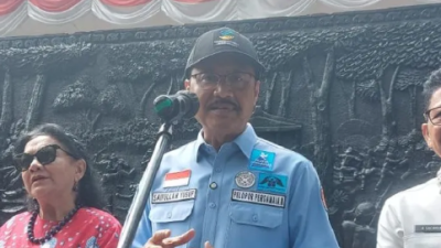 Menteri Sosial Saifullah Yusuf saat memberikan keterangan pers terkait pendistribusian 16 ribu laptop untuk Sekolah Rakyat, di TMP Taruna Tangerang, Rabu.