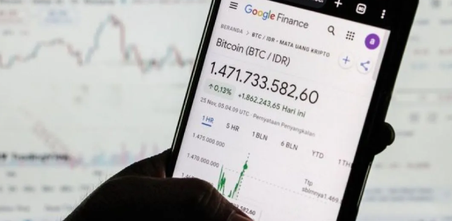 Seseorang mengamati pergerakan harga mata uang kripto Bitcoin (BTC). (Dok. Ist)