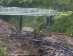 Banjir Bandang Terjang Kawasan Wisata Guci Tegal, BNPB Pastikan Belum Ada Laporan Korban Jiwa